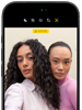 Sort iPhone 18 Pro vist forfra, mens det viser to modeller, der poserer foran kameraet for at demonstrere Center Stage-kameraet på forsiden
