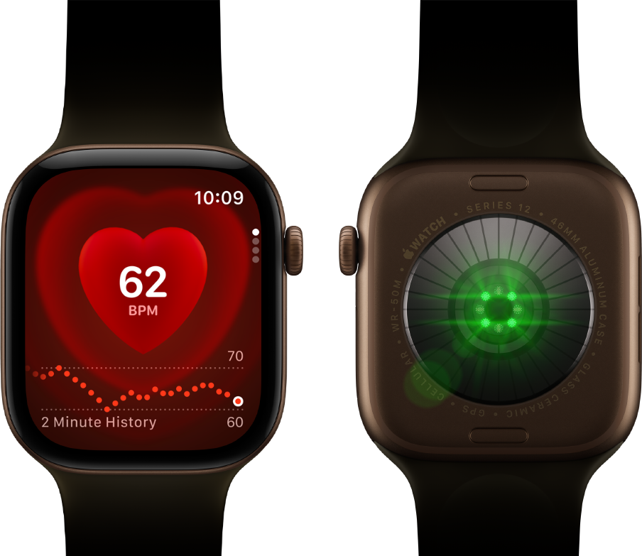 To Apple Watch Series 12-enheder med urkasse i aluminium i farven mørk bronze og Sportsrem i olivengrøn. Den ene viser Puls-appen, den anden viser sundhedsmålingssystemet med glødende grønne LED-lamper på bagsiden af uret