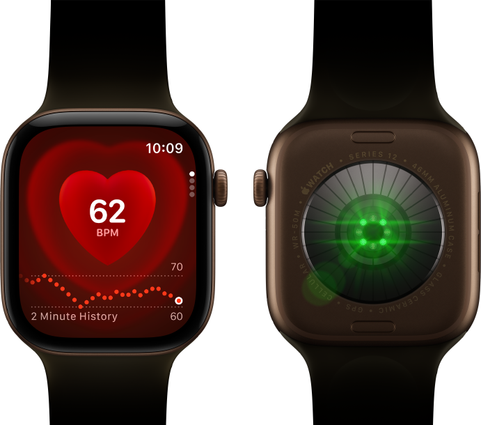 To Apple Watch Series 12-enheder med urkasse i aluminium i farven mørk bronze og Sportsrem i olivengrøn. Den ene viser Puls-appen, den anden viser sundhedsmålingssystemet med glødende grønne LED-lamper på bagsiden af uret