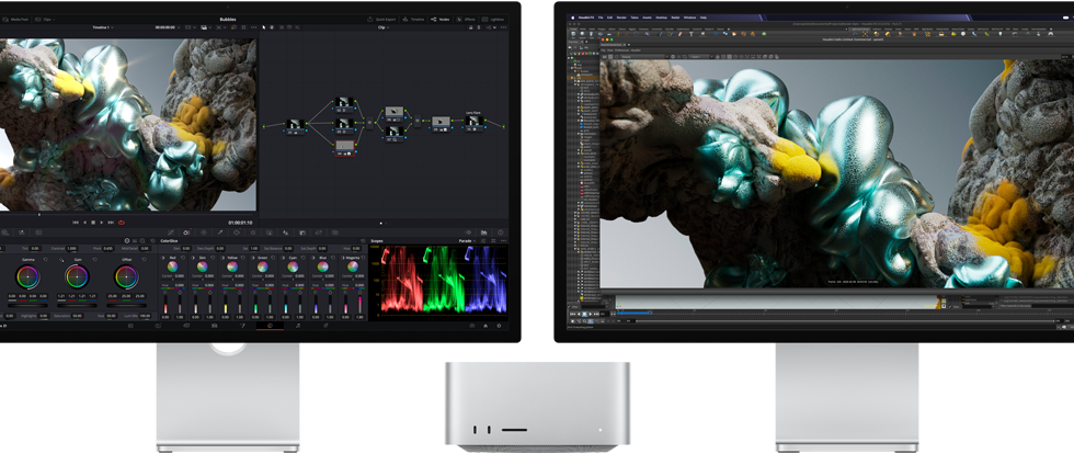 Studio Display-skærm og Studio Display XDR-skærm, en på hver side af Mac Studio, viser en kunstners arbejdsplads, software og værktøjer til 3D-modeller