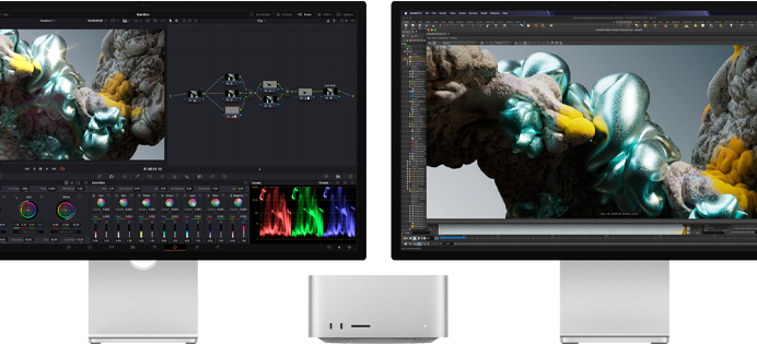 Studio Display-skærm og Studio Display XDR-skærm, en på hver side af Mac Studio, viser en kunstners arbejdsplads, software og værktøjer til 3D-modeller