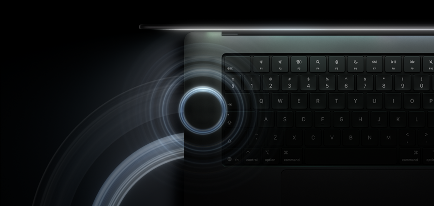 Åben MacBook Pro i farven space black med PROLED XDR-skærm, tastaturet oplyses af skærmen, cirkler, der symboliserer lydbølger, stråler ud fra toppen og venstre side af computeren