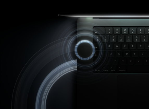 Åben MacBook Pro i farven space black med PROLED XDR-skærm, tastaturet oplyses af skærmen, cirkler, der symboliserer lydbølger, stråler ud fra toppen og venstre side af computeren