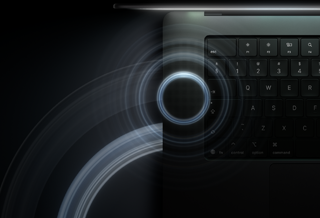 Åben MacBook Pro i farven space black med PROLED XDR-skærm, tastaturet oplyses af skærmen, cirkler, der symboliserer lydbølger, stråler ud fra toppen og venstre side af computeren