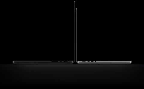 Åben 16" MacBook Pro i farven space black med PROLED XDR-skærm, tre porte i højre side, teksten lyder: 1,82 kg. Åben 14 MacBook Pro i farven sølv med PROLED XDR-skærm, fire porte i venstre side, teksten lyder: 1,38 kg