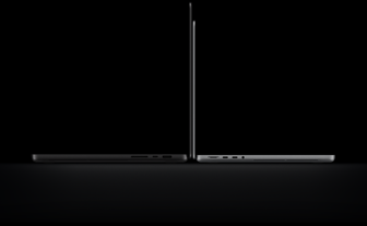 Åben 16" MacBook Pro i farven space black med PROLED XDR-skærm, tre porte i højre side, teksten lyder: 1,82 kg. Åben 14 MacBook Pro i farven sølv med PROLED XDR-skærm, fire porte i venstre side, teksten lyder: 1,38 kg