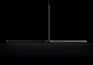 Åben 16" MacBook Pro i farven space black med PROLED XDR-skærm, tre porte i højre side, teksten lyder: 1,82 kg. Åben 14 MacBook Pro i farven sølv med PROLED XDR-skærm, fire porte i venstre side, teksten lyder: 1,38 kg