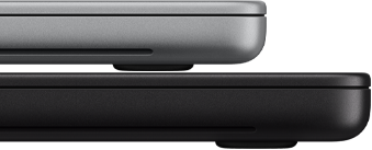 Sølvfarvet 14" MacBook Pro med PROLED XDR-skærm placeret oven på en space black 16-model for at vise størrelsesforskellen