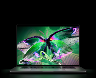 Sølvfarvet MacBook Pro med PROLED XDR-skærm, skærmen viser et detaljeret billede med høj kontrast og levende farver, tastaturet oplyses af skærmen