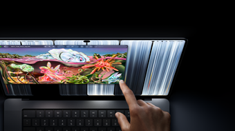 MacBook Pro i farven space black med PROLED XDR-skærm, brugeren ændrer størrelsen på et vindue på skærmen med fingrene