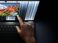 MacBook Pro i farven space black med PROLED XDR-skærm, brugeren ændrer størrelsen på et vindue på skærmen med fingrene