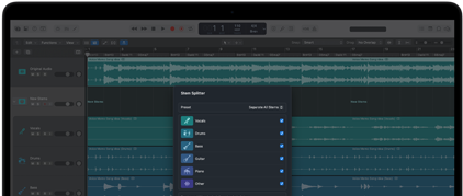 MacBook Pro med Logic Pro, lydspor i bølgeform, Stem Splitter-panel og kategorierne Vocals, Drums, Bass og Other, som alle vises med separate lydbølger