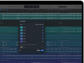 MacBook Pro med Logic Pro, lydspor i bølgeform, Stem Splitter-panel og kategorierne Vocals, Drums, Bass og Other, som alle vises med separate lydbølger