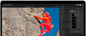 MacBook Pro, Final Cut Pro, Auto Mask-panel, kategorien Personer er valgt, yderligere kategorier: hud, hud og ansigt, hår, mund, en klatrer i røde nuancer, der bestiger en klippe med blå himmel i baggrunden