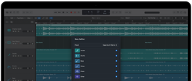 MacBook Pro med Logic Pro, lydspor i bølgeform, Stem Splitter-panel og kategorierne Vocals, Drums, Bass og Other, som alle vises med separate lydbølger