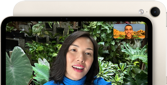 iPad mini vist forfra med et horisontalt 12MP Center Stage-kamera på forsiden, der viser en person, som laver et videoopkald omgivet af grønt løv