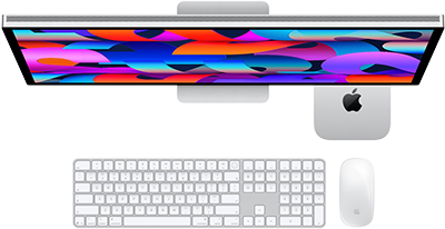 Mac mini placeret under Studio Display, Magic Keyboard med numeriske taster, Magic Mouse