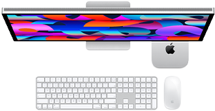 Mac mini placeret under Studio Display, Magic Keyboard med numeriske taster, Magic Mouse