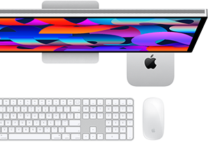 Mac mini placeret under Studio Display, Magic Keyboard med numeriske taster, Magic Mouse