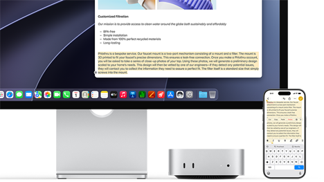Mac mini vist forfra placeret under Studio Display, til højre er placeret en iPhone med markeret tekst på skærmen med kommandoerne klip ud, kopiér, indsæt og Autoudfyld. Teksten matcher den markerede tekst på Studio Display-skærmen for at demonstrere Universel udklipsholder