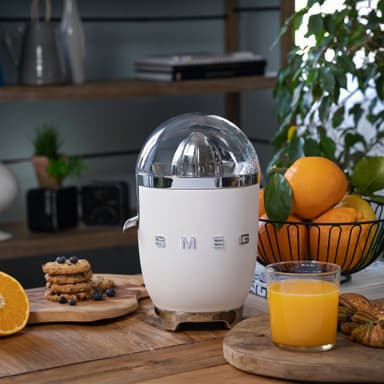 Smeg citruspresser CJF01WHMEU (hvid)