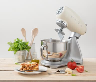 Smeg køkkenmaskine SMF01CREU - creme