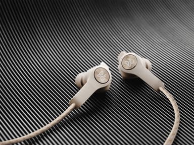 B&O Beoplay E6 trådløse in-ear hovedtelefoner (sand)