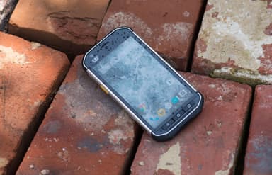 Caterpillar S40 smartphone + powerbank