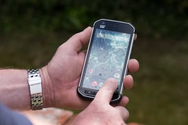 Caterpillar S40 smartphone + powerbank