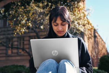 HP Pavilion Plus i7-13/16/1TB/2050/OLED 14" bærbar computer (Silver)
