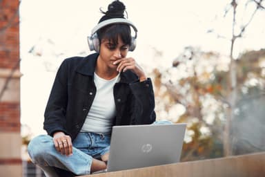HP Pavilion Plus i7-13/16/1.024/OLED 14" bærbar computer (Natural Silver)
