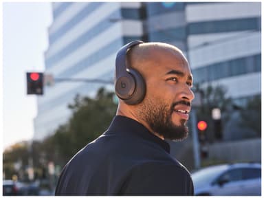 Beats Studio Pro trådløse around-ear høretelefoner (dyb brun)