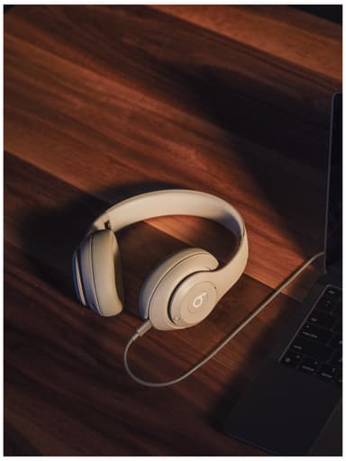 Beats Studio Pro trådløse around-ear høretelefoner (sandsten)