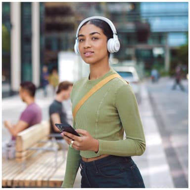 JBL Live 670NC trådløse on-ear høretelefoner (hvid)