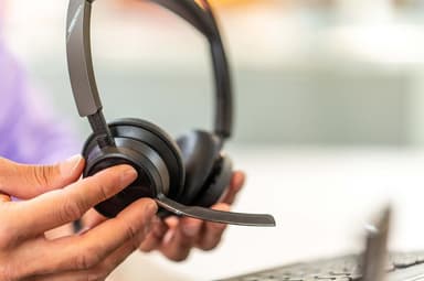 HP Poly Voyager Focus 2 høretelefoner USB-C med opladningsstation