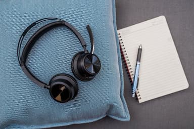 HP Poly Voyager Focus 2 høretelefoner USB-C med opladningsstation