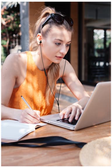 JBL Tune 310 USB C in-ear høretelefoner (sort)