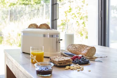 KitchenAid brødrister 5KMT3115EAC (Almond Cream)