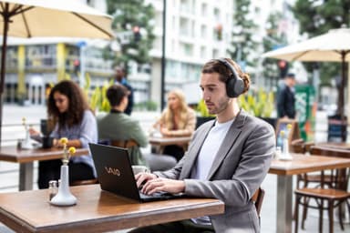 Sony WH-CH710 trådløse around-ear høretelefoner (sort)