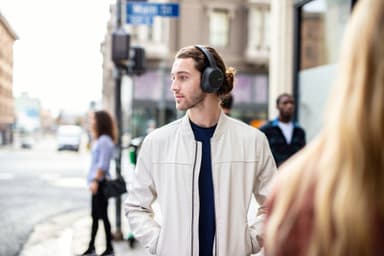 Sony WH-CH710 trådløse around-ear høretelefoner (sort)