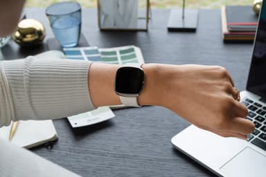 Fitbit Sense smartwatch (lunar white/soft gold rustfrit stål)
