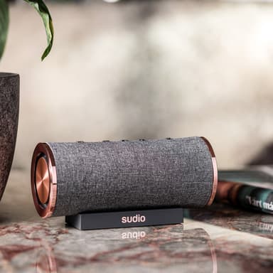 Sudio Femtio trådløs bærbar højttaler (anthracite/copper)