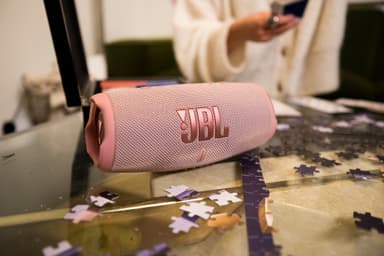 JBL Charge 5 trådløs transportabel højttaler (lyserød)