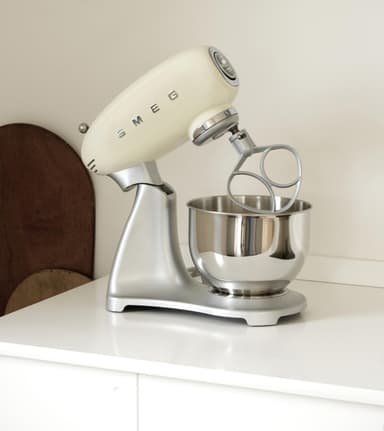 Smeg køkkenmaskine SMF01CREU - creme