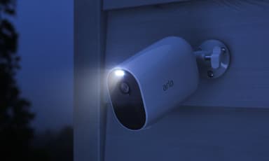 Arlo Essential Spotlight XL trådløs FHD smartkamera (hvid)