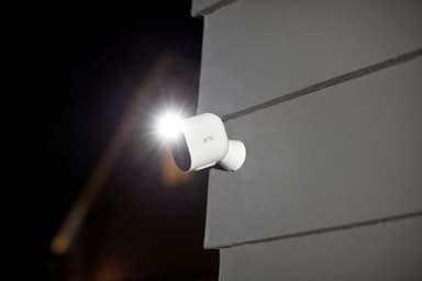 Arlo Pro 4 trådløst 2K QHD kamera 3-pak (sort)
