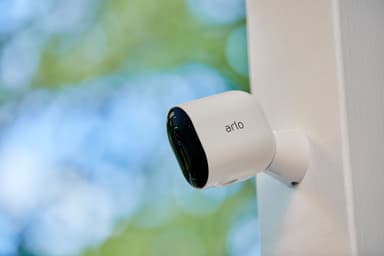 Arlo Pro 4 trådløst 2K QHD kamera 1-pak (sort)