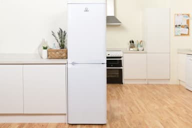 Indesit køleskab/fryser CAA551 (hvid)