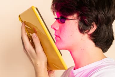 BEKÆMP UREN HUD MED WOW LED-TERAPI