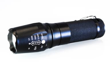Kraftig LED lommelygte med Zoom 1200 Lumen